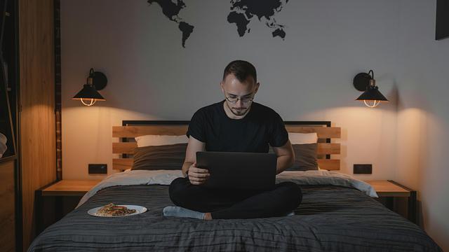 Remote vs Hybrid in 2026: What Clients Are Actually Offering Contractors